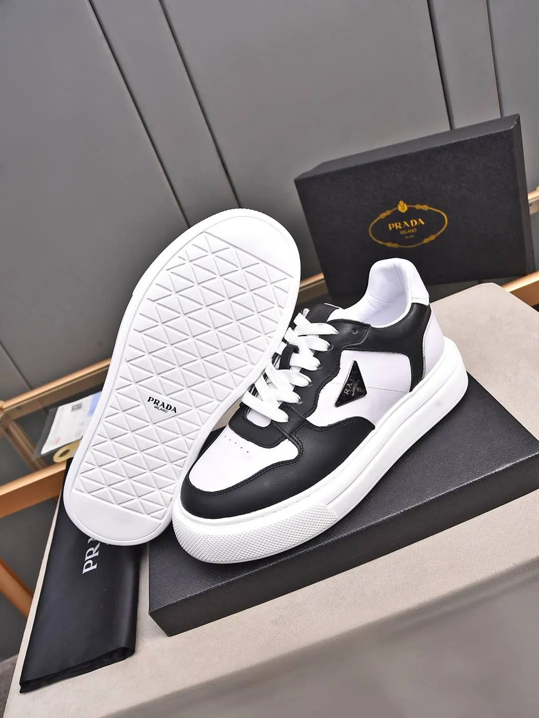 Men's shoes 💰500 Prada/Prada Men's new casual shoes, this upper is made of imported calfskin. The outside is decorated with the P family's classic metal triangle enamel logo, with cowhide lining and cowhide for the foot pads. The outsole is made of non-slip sports exclusive rubber outsole with logo, which feels good on the feet. It is a fashionable and fashionable item!  Size: 38-44 (45 customized)